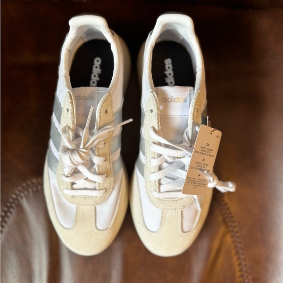 Adidas Women's Barreda Decode
Shoes Size 7 - Picture 2 of 7